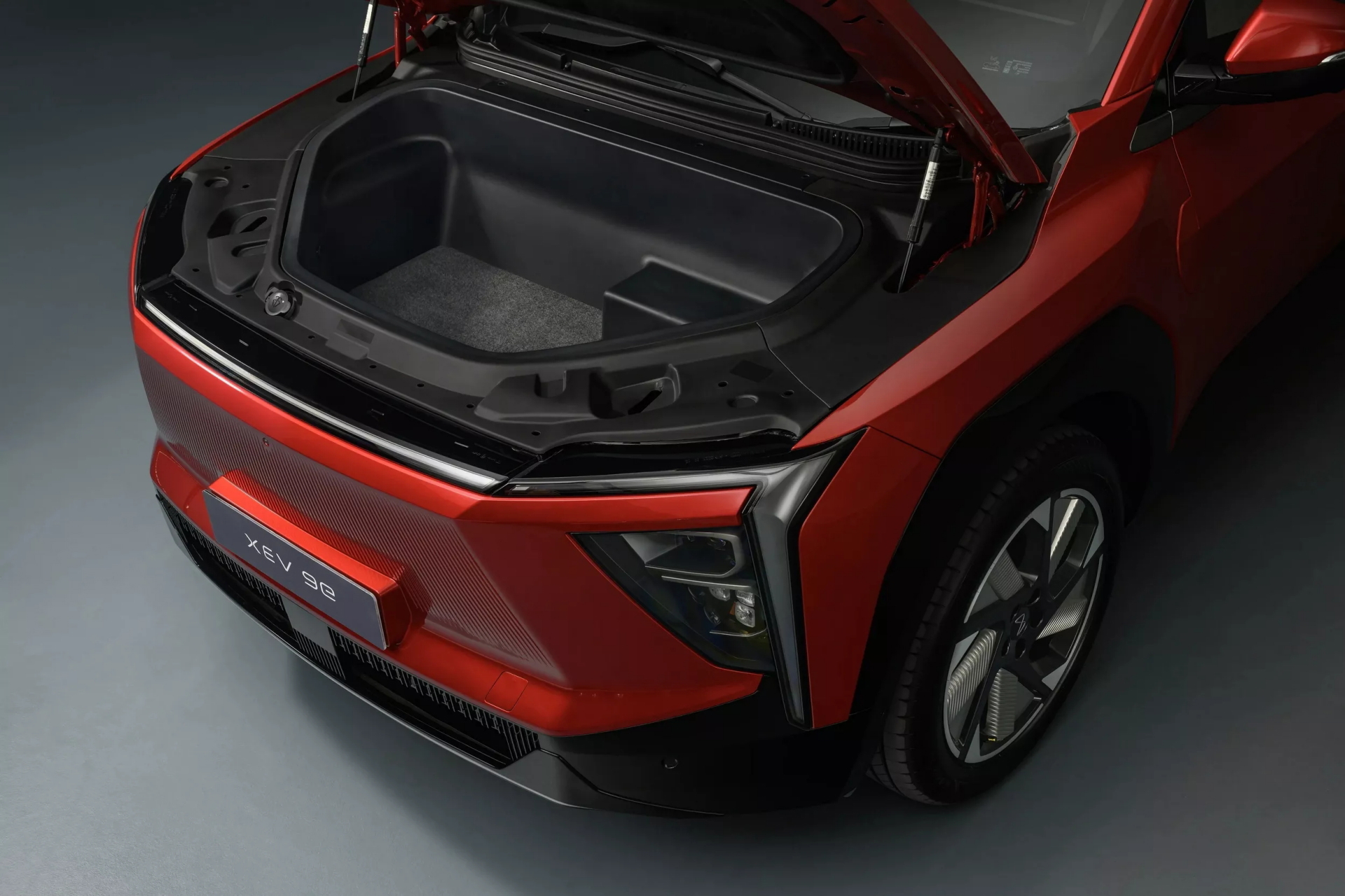 Este SUV coupé presenta un diseño audaz con un maletero ingenioso.