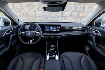 Vista del elegante interior del MG HS, con pantalla multimedia y asientos cómodos.