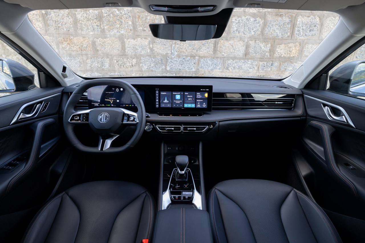 Vista del elegante interior del MG HS, con pantalla multimedia y asientos cómodos.