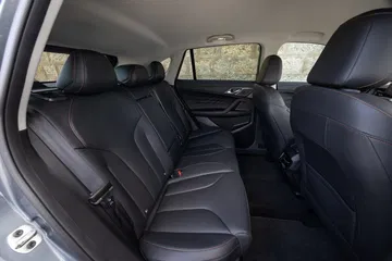 Interior trasero del MG HS, muestra del espacio y comodidad en los asientos.