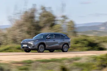 El MG HS se destaca en su diseño aerodinámico y moderno, perfecto para cualquier aventura.