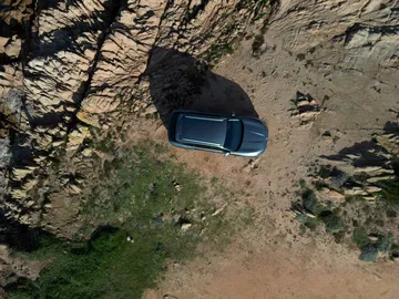 Vista aérea del MG HS, un SUV de gran tamaño, ideal para aventuras. Su diseño robusto resalta en cualquier entorno.