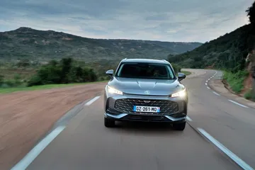 Frontal del MG HS, destacando su diseño moderno y aerodinámico.