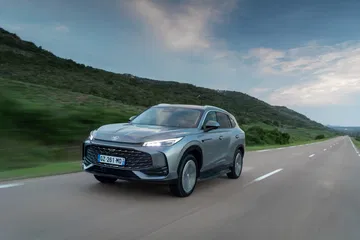 El MG HS, SUV de gran tamaño, combina diseño moderno y eficiencia. Perfecto para el mercado español.