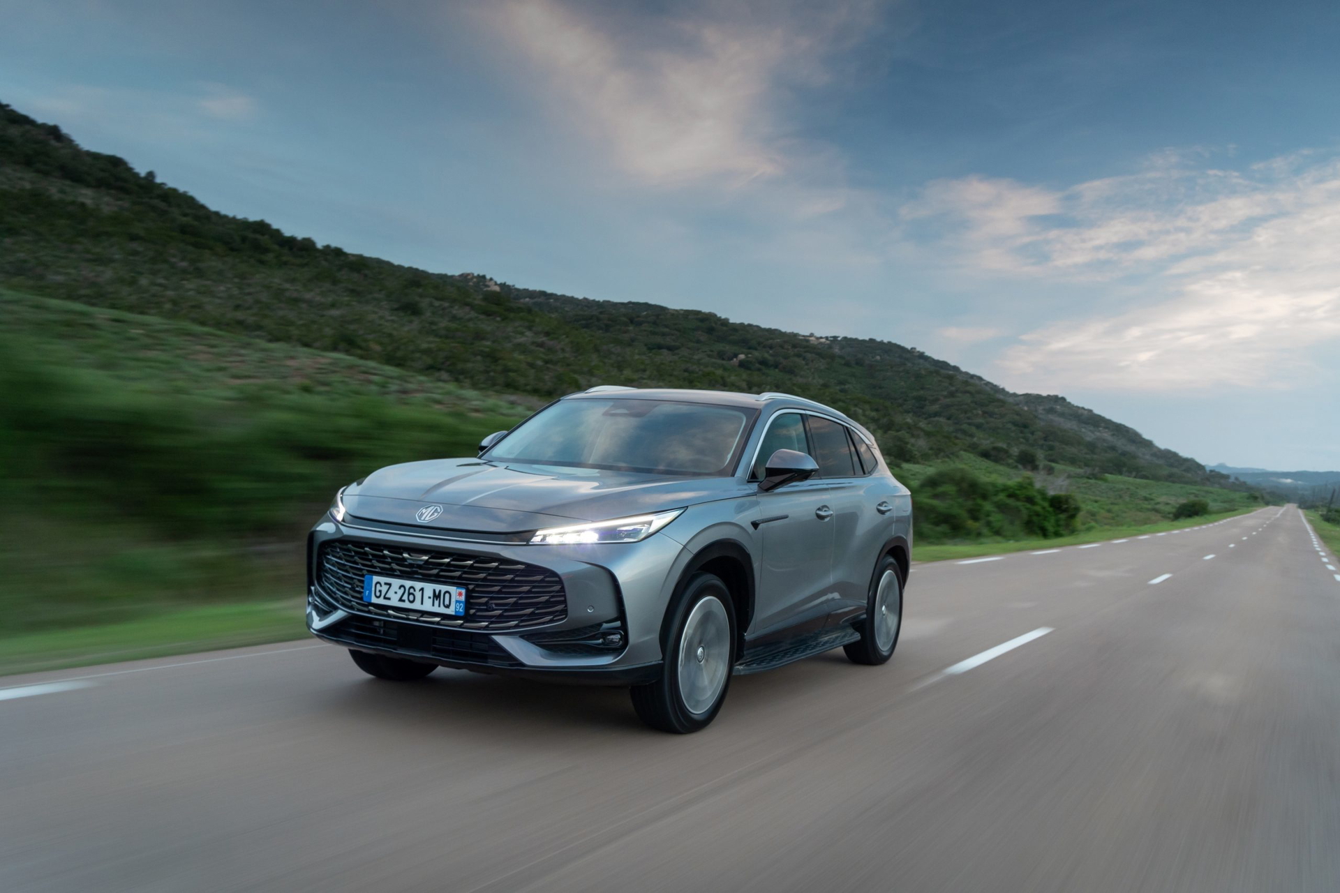 El MG HS, SUV de gran tamaño, combina diseño moderno y eficiencia. Perfecto para el mercado español.