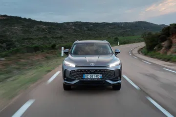 El MG HS se presenta como una opción competitiva frente al RAV4.