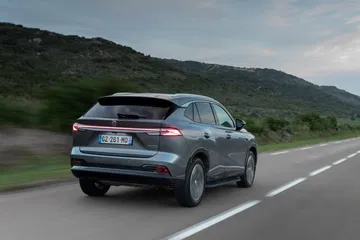 Vistazo del nuevo MG HS en movimiento, destacando su diseño dinámico.