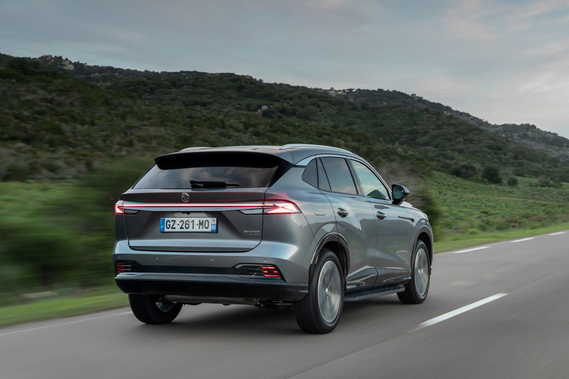 Vista trasera y lateral del MG HS, un SUV que ofrece gran espacio y confort.
