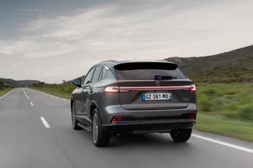 Vista trasera del nuevo MG HS, un SUV espacioso y asequible.
