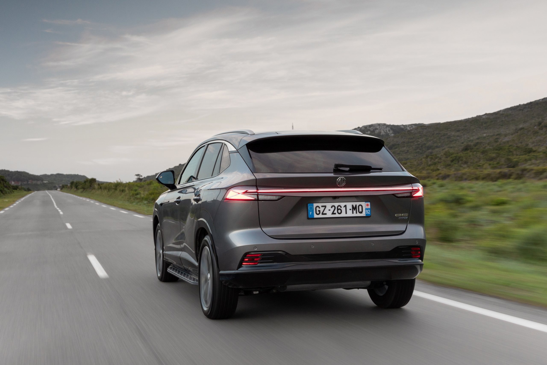 Vista trasera del nuevo MG HS, un SUV espacioso y asequible.