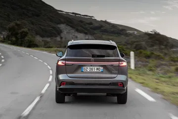 Vista trasera del MG HS, un SUV espacioso y asequible. Ideal para familias.