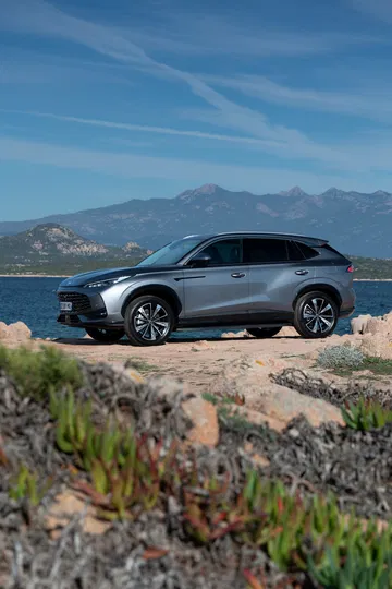 El nuevo MG HS, un SUV atrevido y moderno, llega al mercado español destacando por su diseño y precio competitivo.