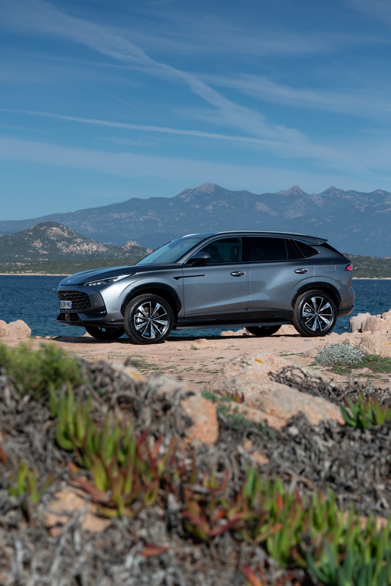 El nuevo MG HS, un SUV atrevido y moderno, llega al mercado español destacando por su diseño y precio competitivo.