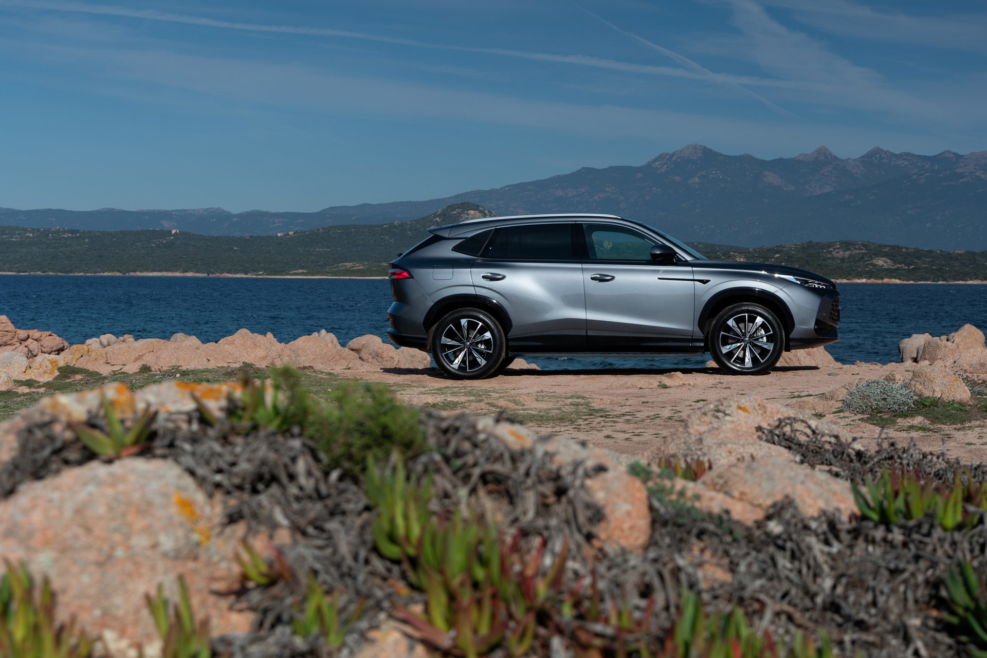 El SUV MG HS llega a España, destacando su diseño moderno y espacioso.