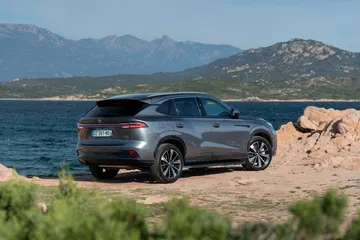 Vista lateral y trasera del nuevo MG HS, atractivo SUV que irrumpe en el mercado español.