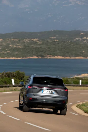 Vista trasera del MG HS en un entorno natural que resalta su diseño