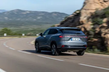 El MG HS se muestra en movimiento, destacando su diseño dinámico y elegante.