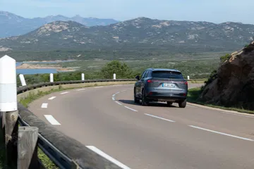 El MG HS destaca en carretera con su diseño robusto y elegante.