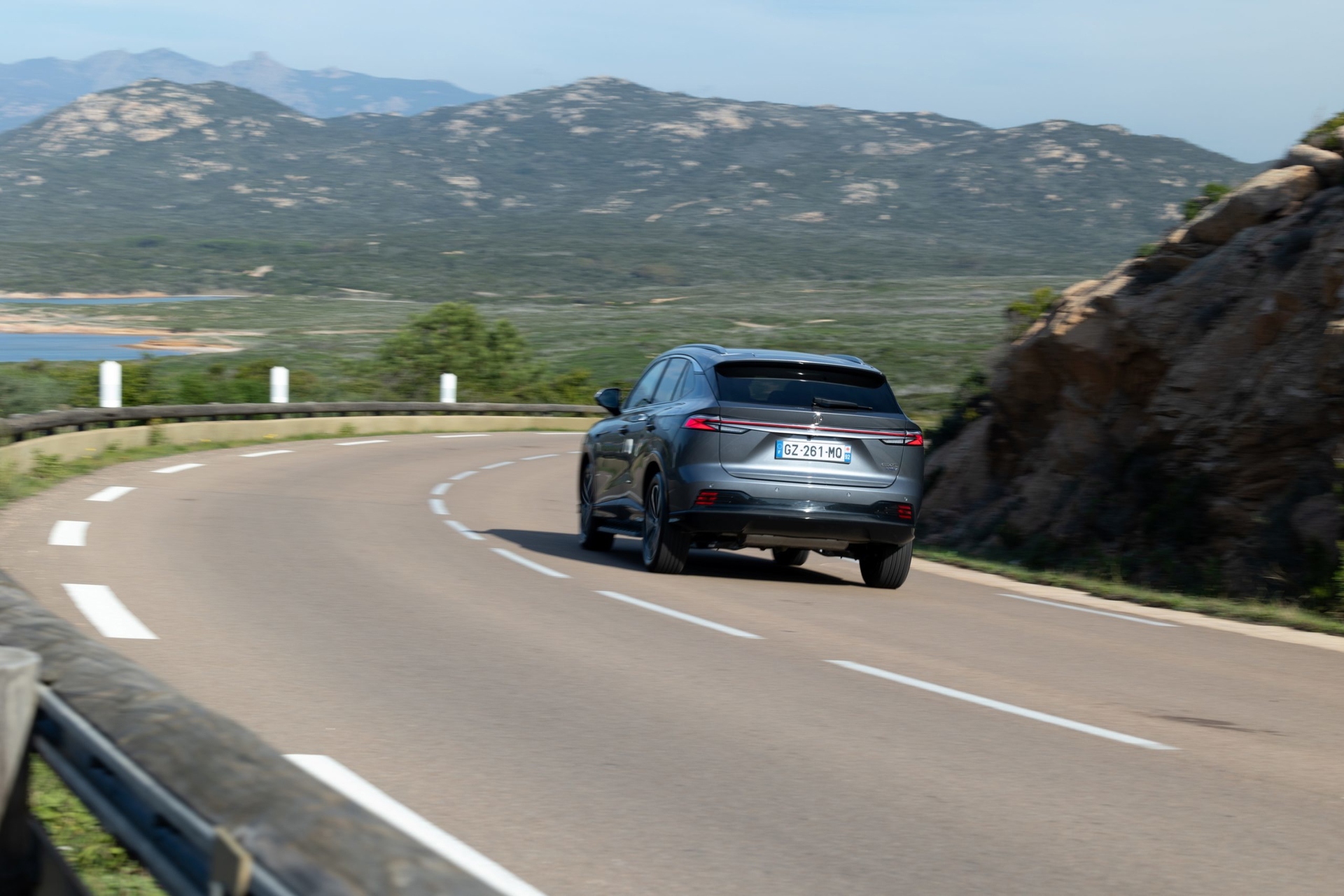 Vista trasera y lateral del MG HS, un SUV atractivo y competitivo.