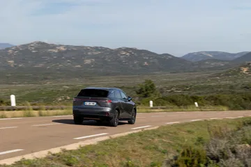 MG HS en ruta, destacando su diseño robusto y atractivo.
