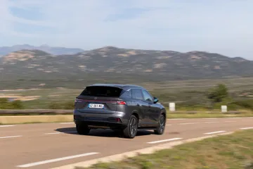 El MG HS se presenta como un SUV atractivo en plena carretera.