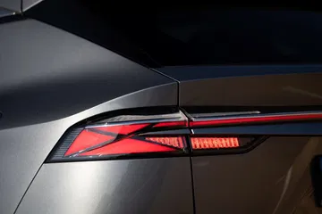 Detalle del óptimo diseño trasero del MG HS, resaltando sus luces LED