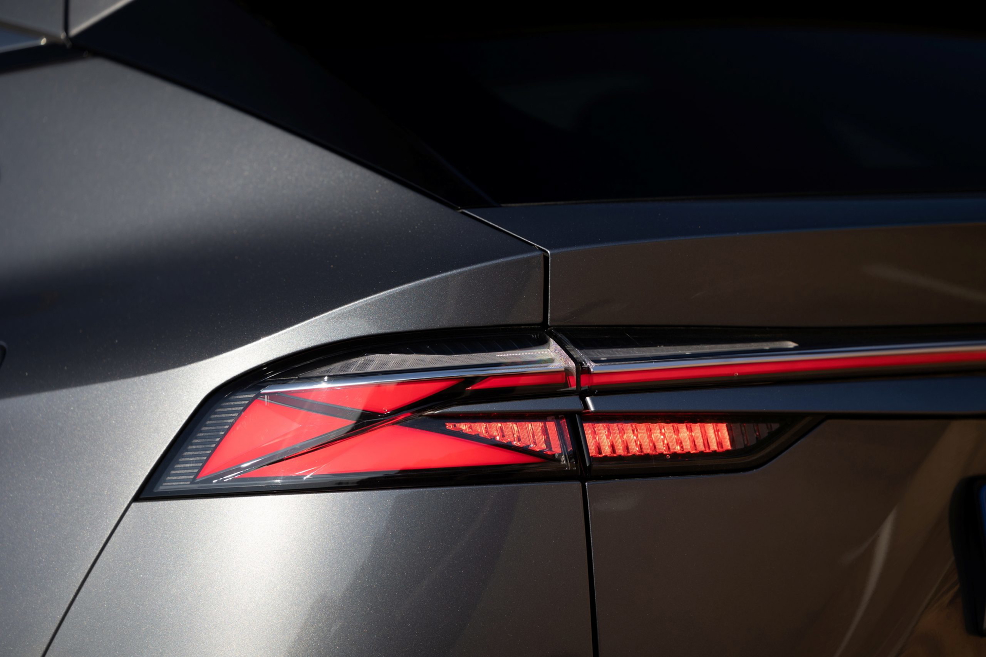 Detalle del óptimo diseño trasero del MG HS, resaltando sus luces LED