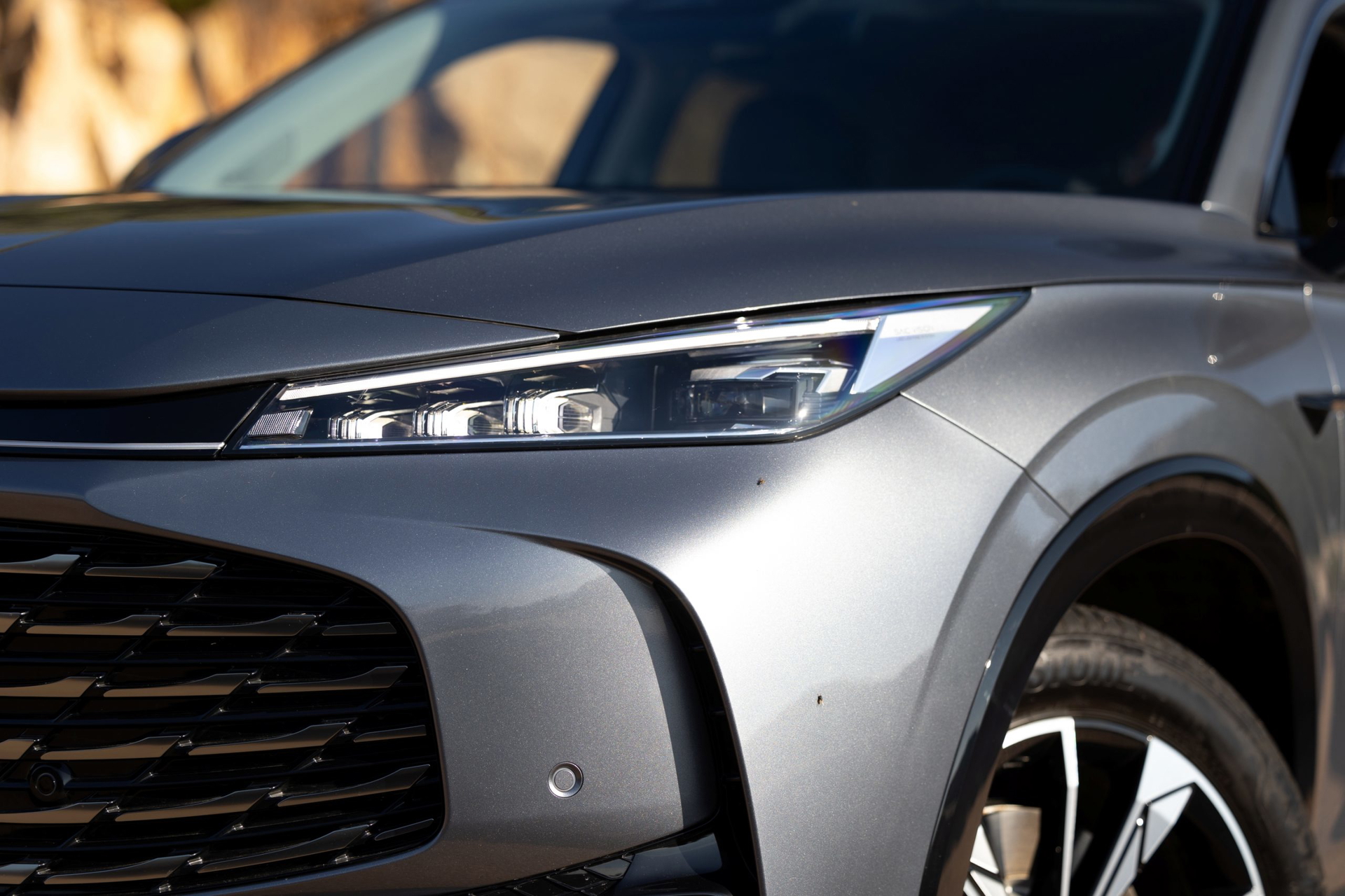 Detalle del frontal del nuevo MG HS, resaltando su diseño moderno y elegante.