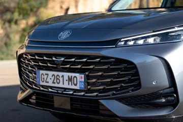 Frontal del MG HS, destacando su diseño agresivo y parrilla imponente.