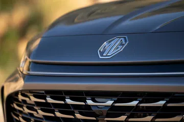 Logotipo de MG en el frontal, destacando su diseño moderno y elegante.
