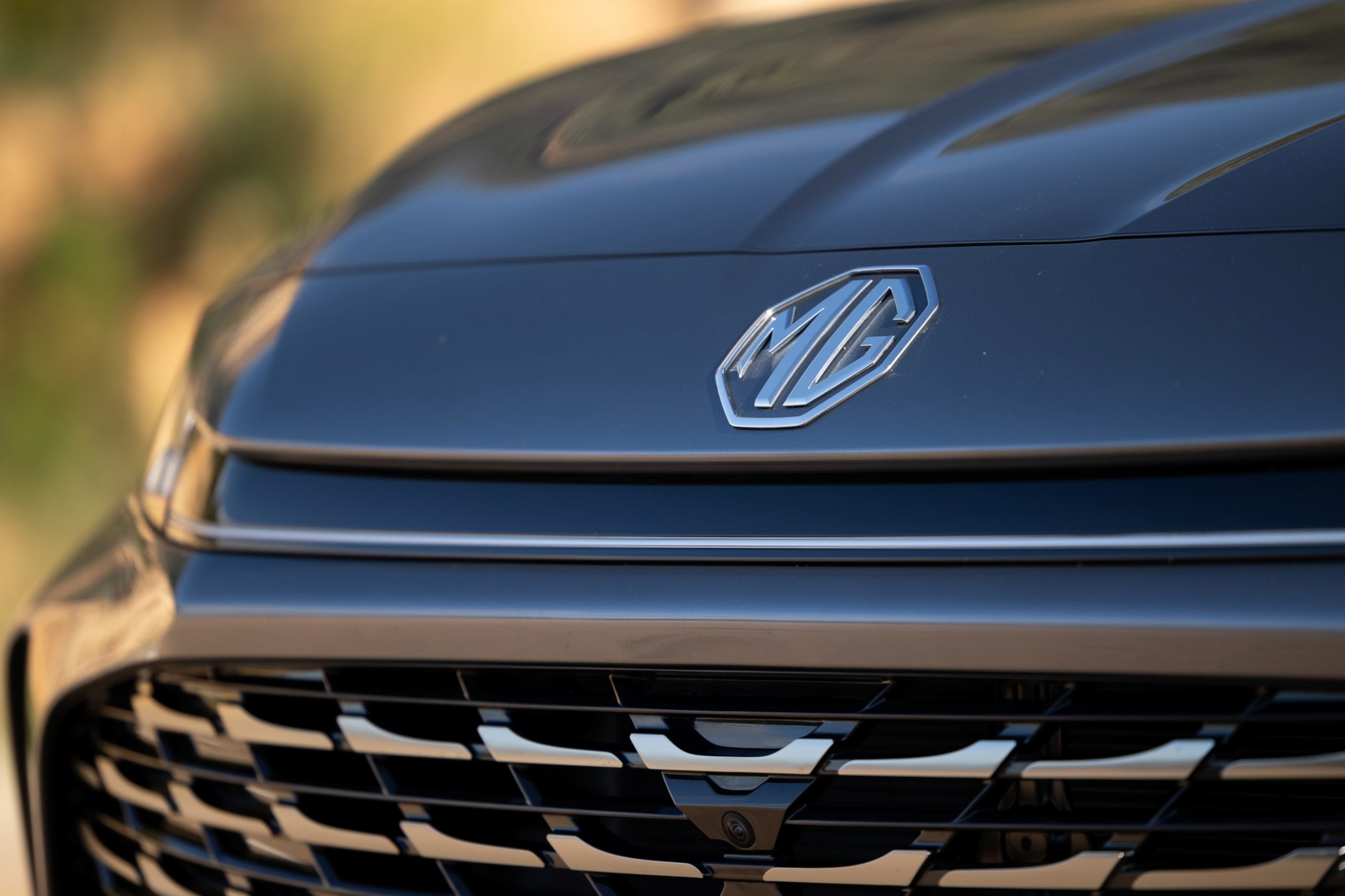 Logotipo de MG en el frontal, destacando su diseño moderno y elegante.