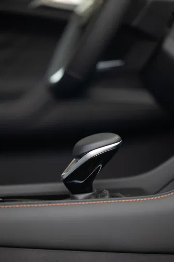Detalle del freno de mano del MG HS, que promete comodidad y tecnología.