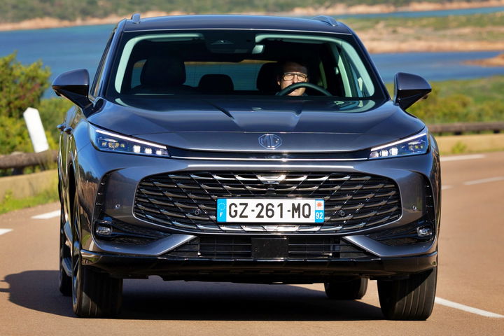 Front view del nuevo MG HS, un SUV atractivo y asequible. Front view del nuevo MG HS, un SUV atractivo y asequible.