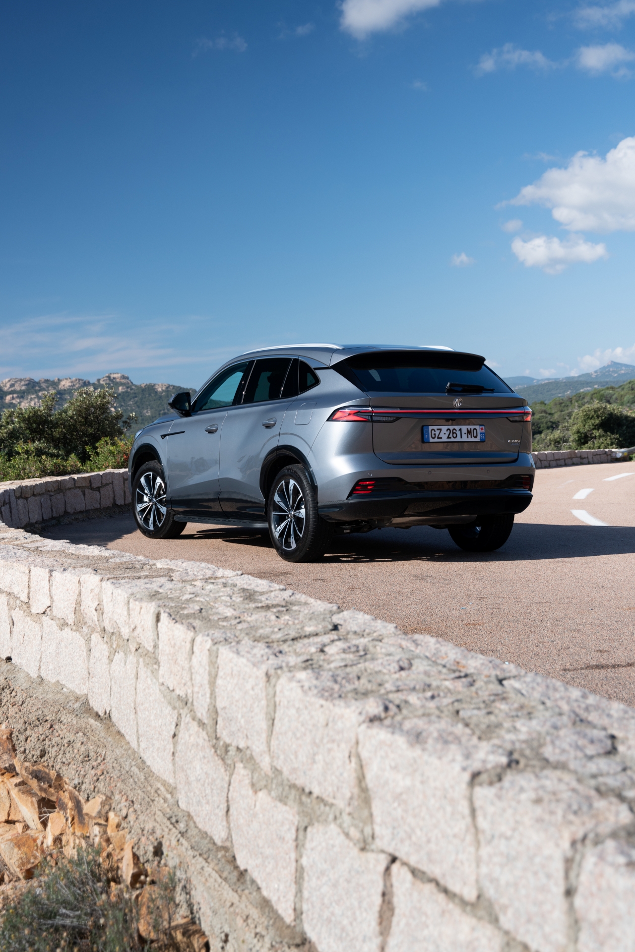 Vista trasera del MG HS, un SUV espacioso y accesible en el mercado español.