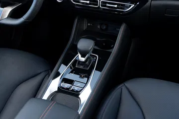 Detalle del interior del MG HS, destacando su consola central y calidad de materiales.