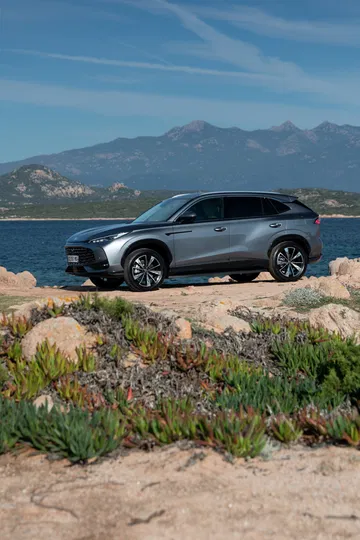 MG HS, el SUV de mayor tamaño de la marca, destaca por su diseño robusto y moderno.