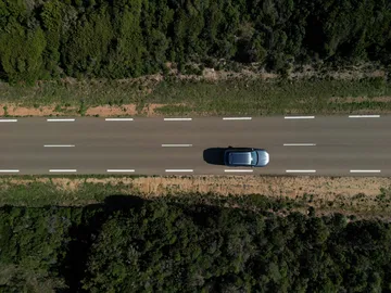 Vista aérea del MG HS en movimiento sobre carretera. Un SUV atractivo con gran presencia.