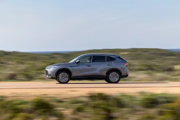 Captura dinámica del nuevo MG HS en plena carretera, mostrando su diseño robusto.