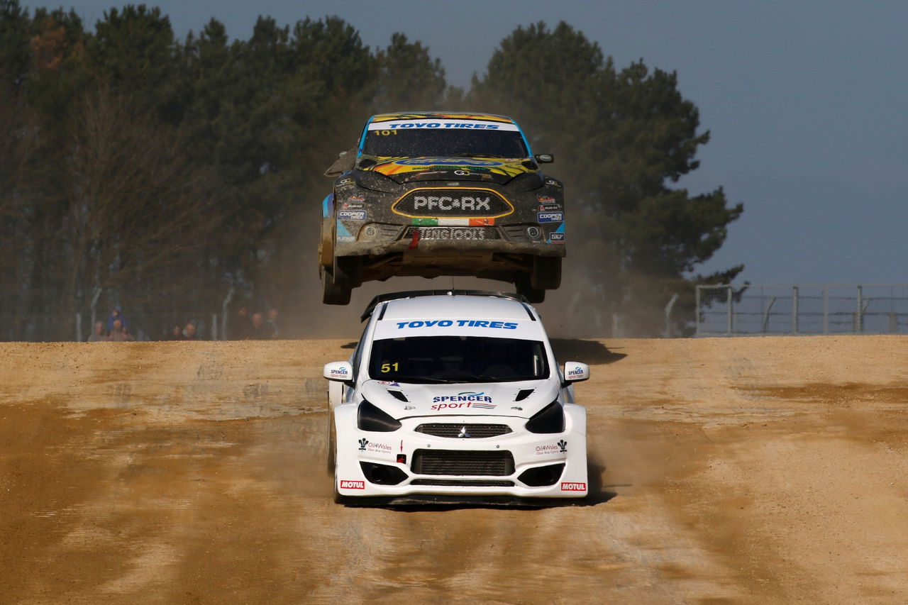 Vista dinámica del Mitsubishi Mirage R5 en plena competición
