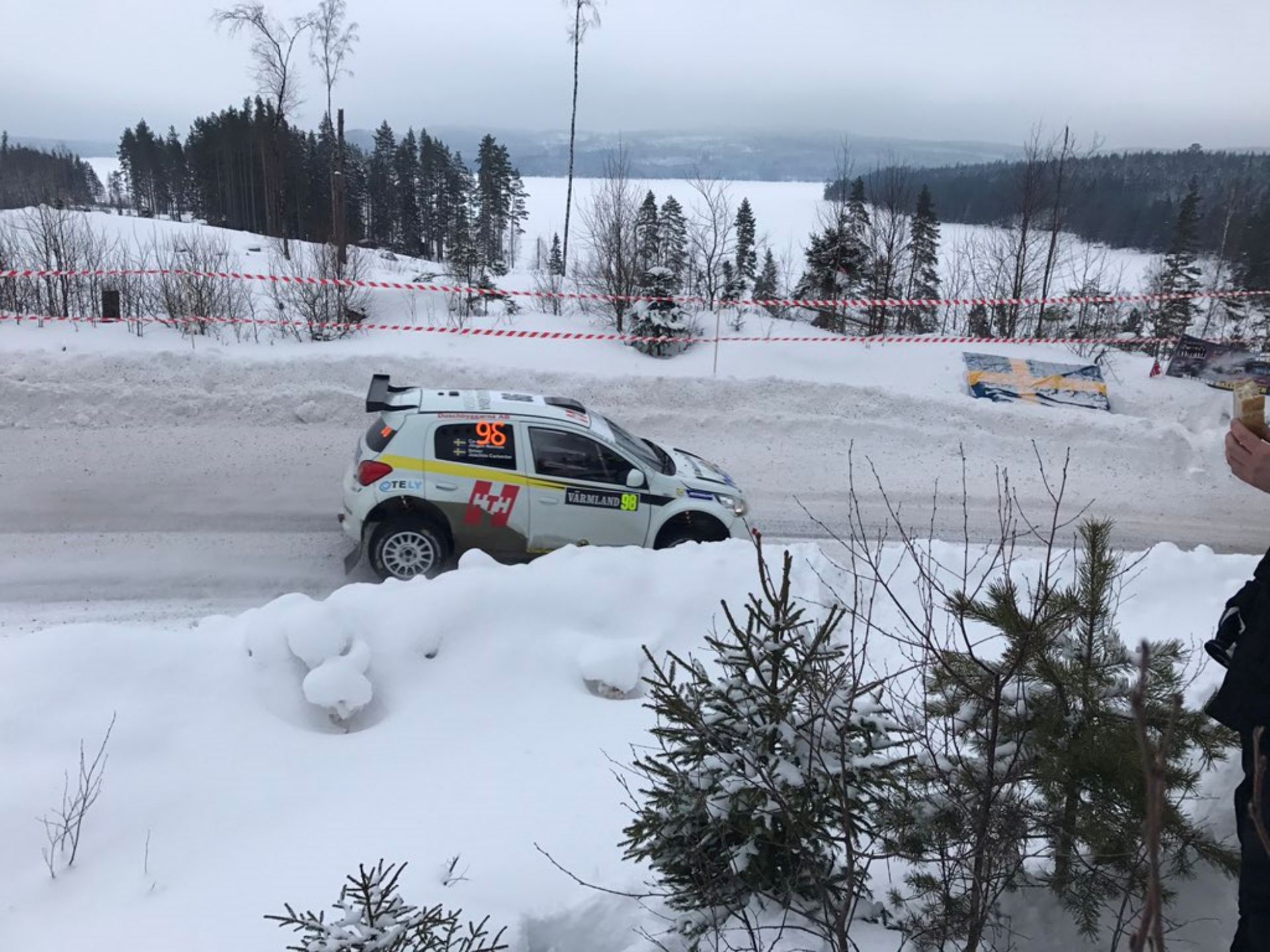 Vista dinámica del Mitsubishi Mirage R5 en entorno nevado de competición