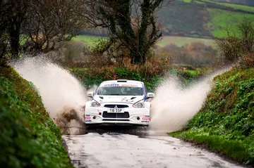 Vehículo Mitsubishi Mirage R5 en acción durante una competición de rally.