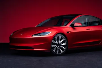 El nuevo Model 3 destaca por su diseño aerodinámico y moderno, ofreciendo un gran rendimiento.