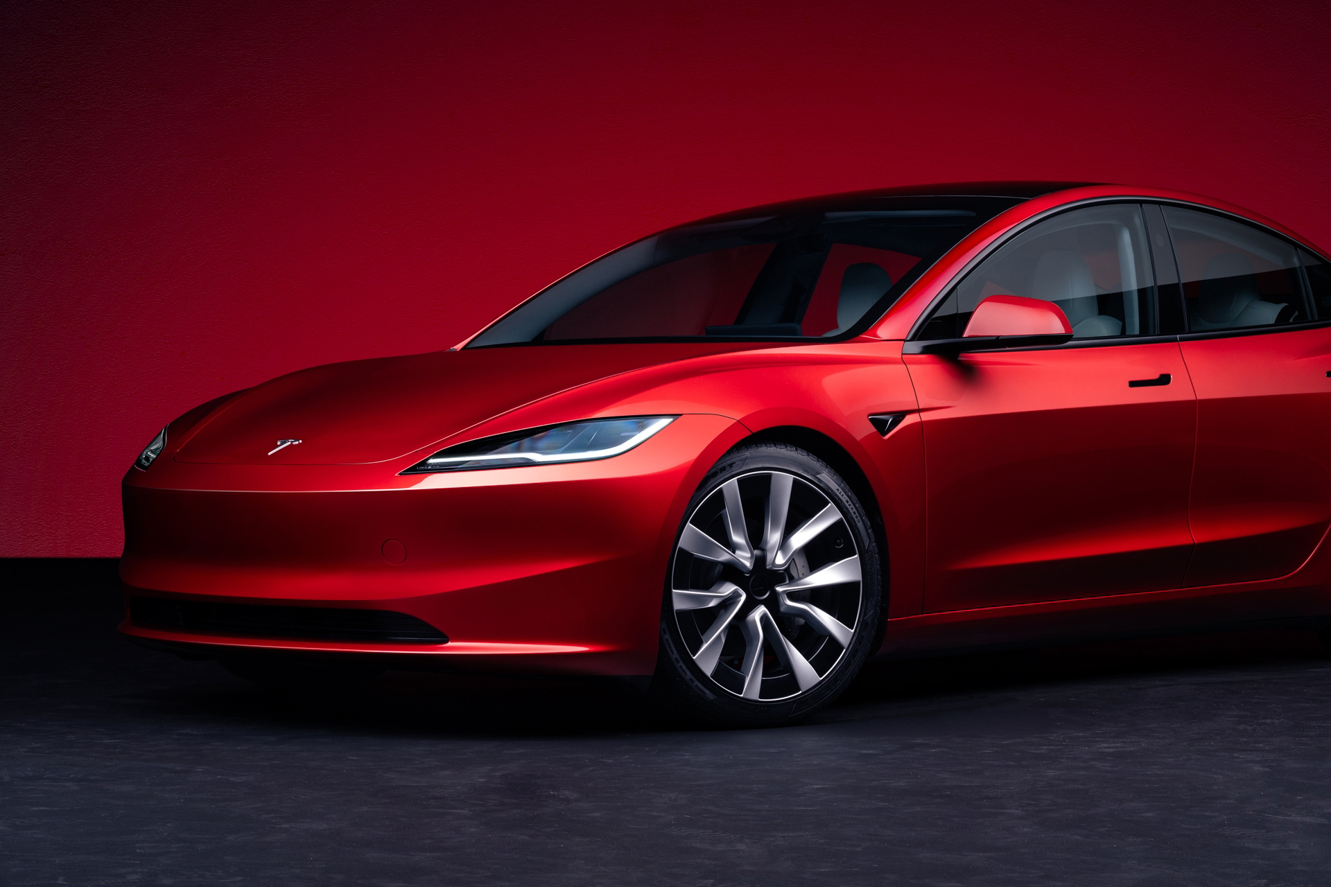 El nuevo Model 3 destaca por su diseño aerodinámico y moderno, ofreciendo un gran rendimiento.