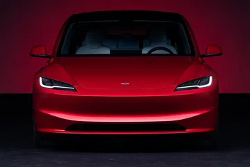 El Tesla Model 3 destaca por su diseño elegante y aerodinámico, ideal para nuevos conductores.