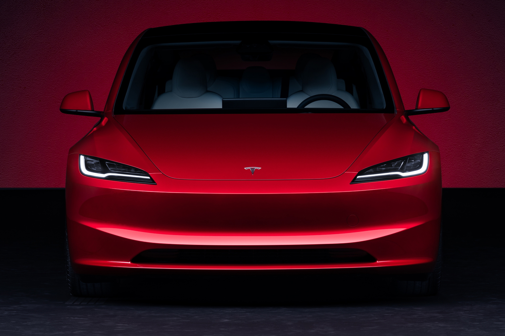 El Tesla Model 3 destaca por su diseño elegante y aerodinámico, ideal para nuevos conductores.