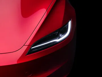 Detalles del diseño frontal con iluminación LED en el Tesla Model 3.