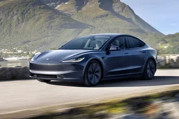 El Tesla Model 3 combina elegancia y aerodinámica en un sedán compacto.