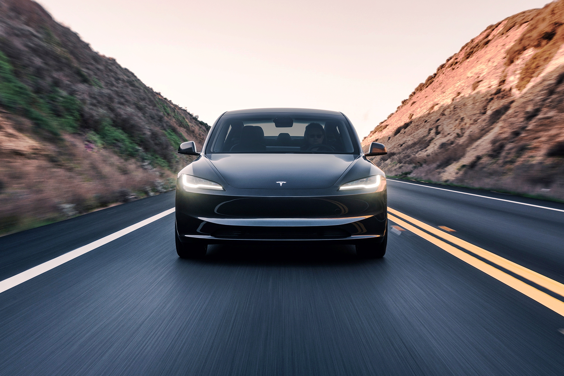El Tesla Model 3 ofrece un diseño aerodinámico y elegante, ideal para una conducción eficiente.