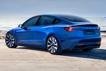 El Model 3 azul combina diseño elegante y eficiencia con 283 CV y un consumo excepcional.