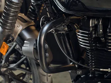 Detalles mecánicos del motor de la Honda GB350S destacando su diseño y acabados.